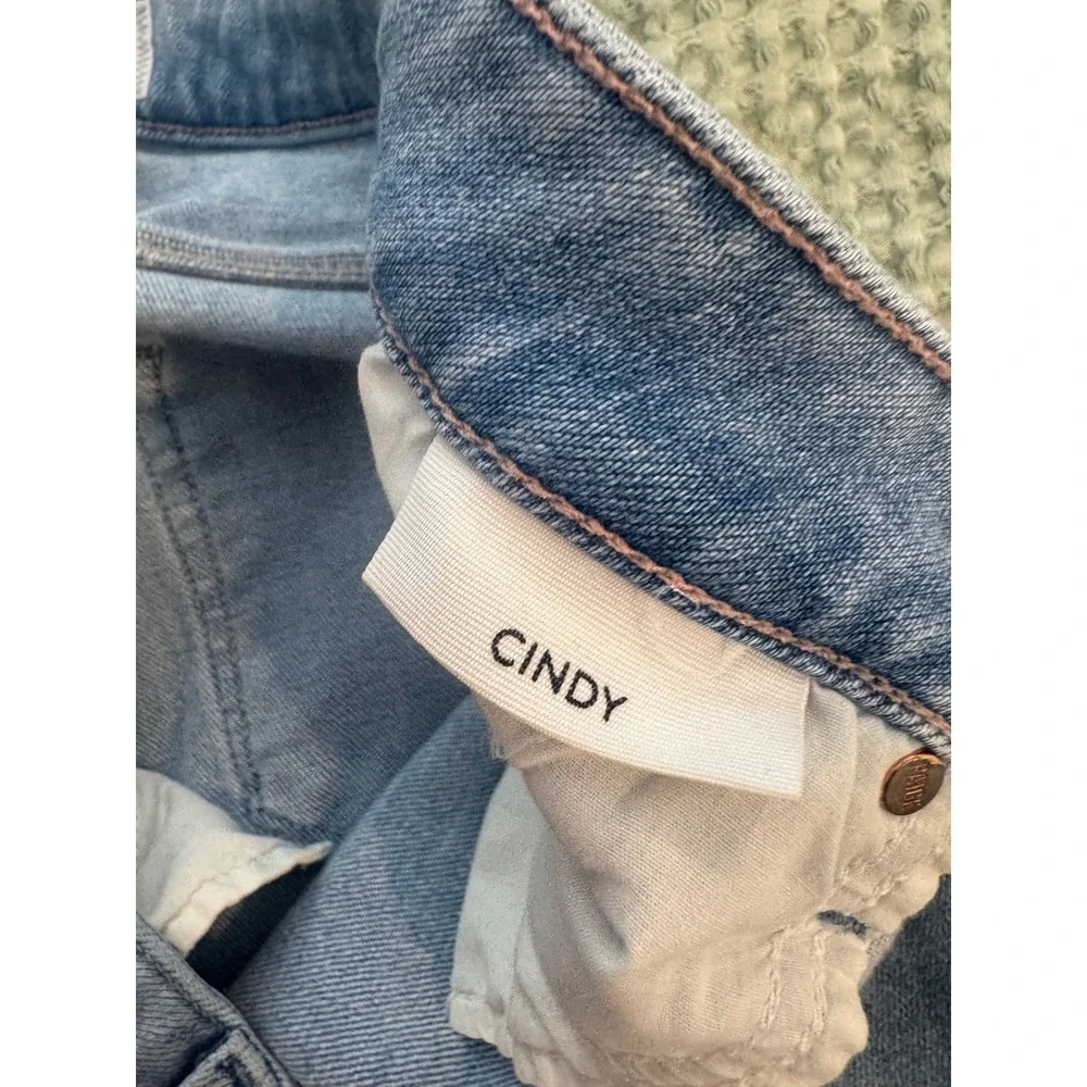 PAIGE Cindy High Rise Straight Leg Distressed Jeans Light Blue Raw Hem. Stretch.